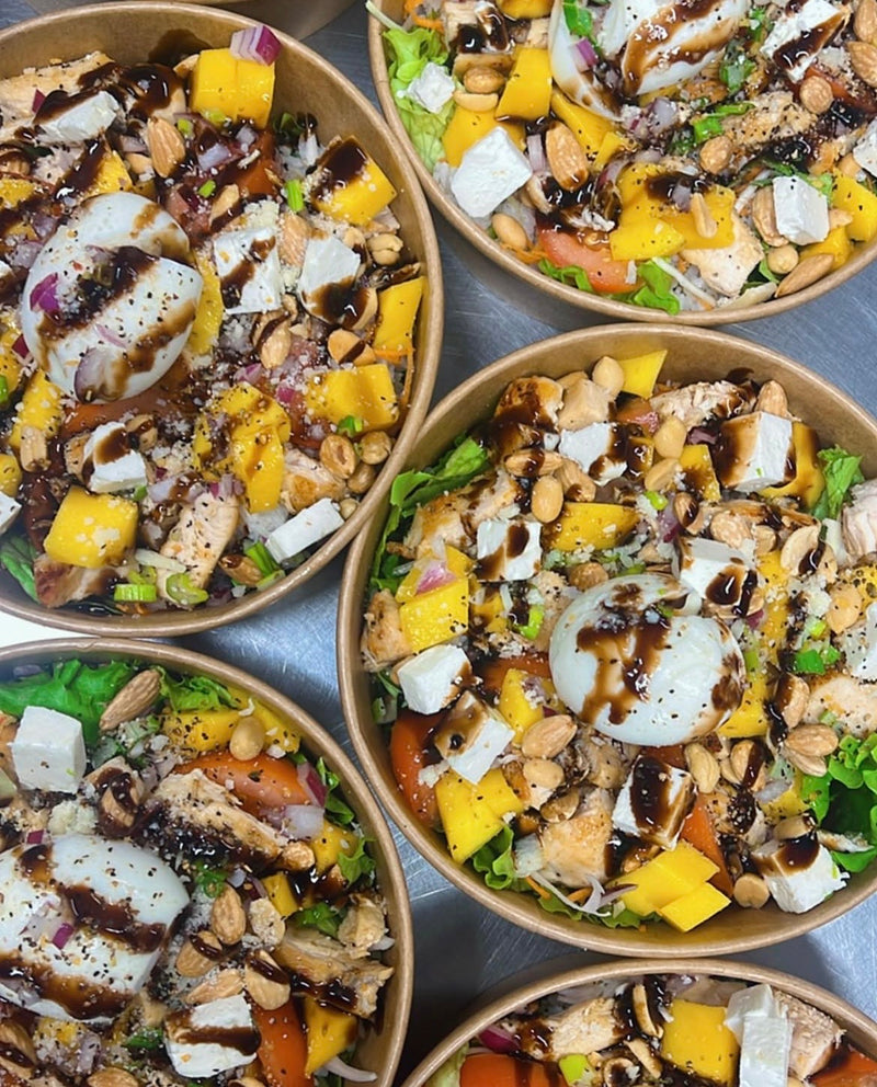 Salade mangue, poulet grillé et fêta