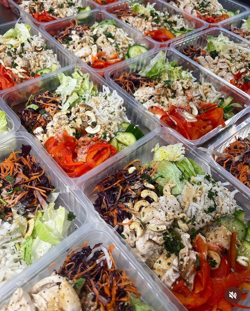 Salade fraîcheur au poulet, légumes croquants et sésame