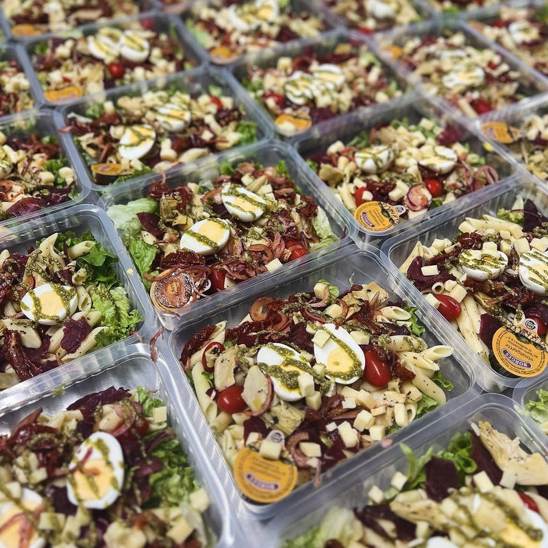 Salade de pâtes aux œufs, légumes croquants et graines