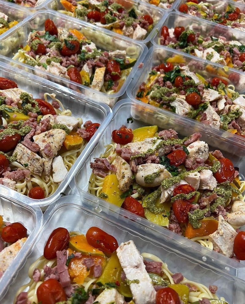 Salade méditerranéenne au poulet, tomates rôties et mozzarella